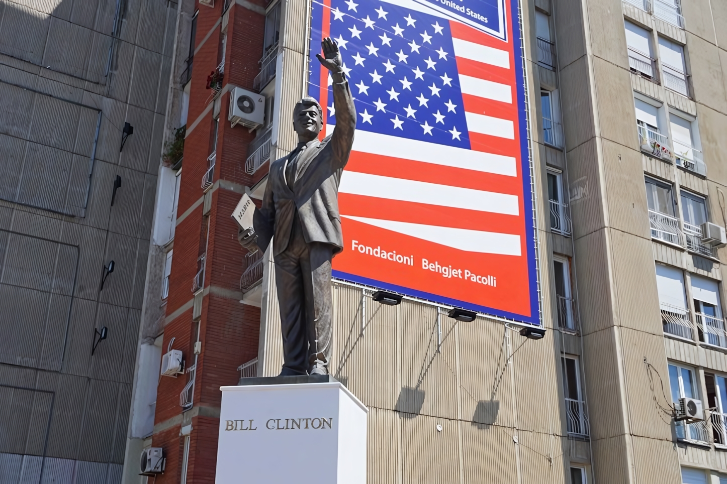 Bill Clinton Statue, Pristina