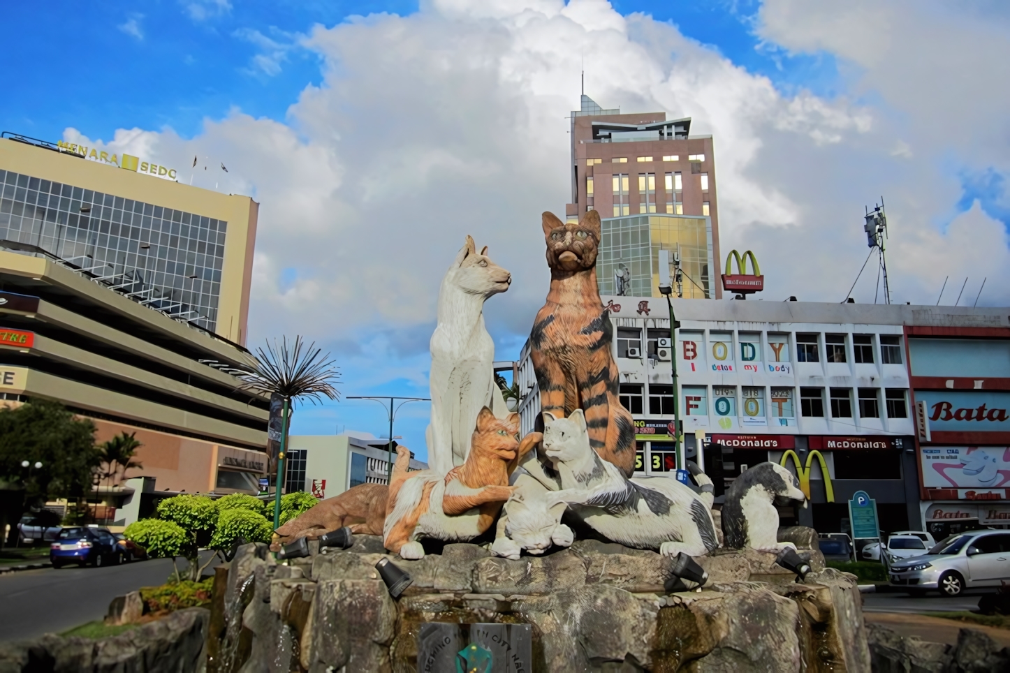 Cats statue, Kuching